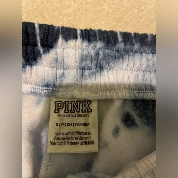 VS. PINK sweatshirt(size X-small) and sweatpants(size small) like new